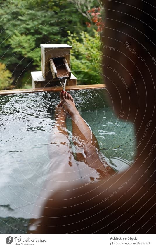 Beine einer weiblichen Reisenden im japanischen Onsen 30s jung Frau Kaukasier attraktiv Tourist Tourismus gues