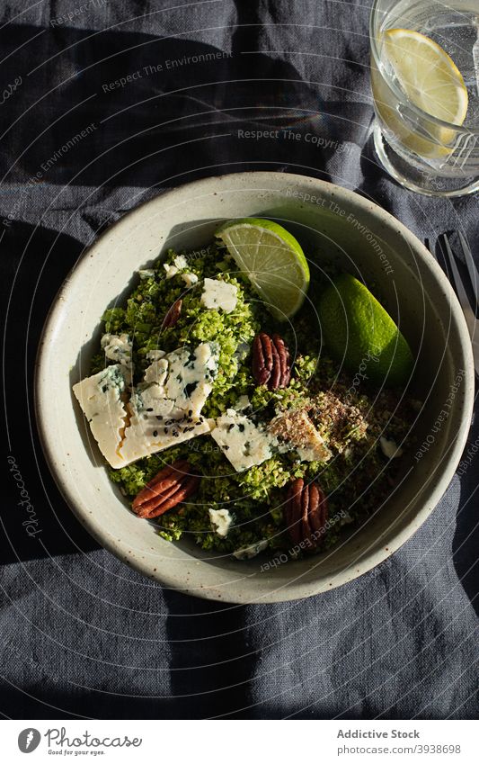 Brokkolisalat mit Couscous auf dem Tisch Roquefort-Käse roquefort Kalk Walnüsse Walnussholz selbstgemacht Diät Gemüse Mittagessen geschmackvoll Pflanze