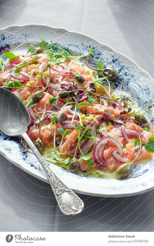 Leckerer Lachs Sashimi Carpaccio Salat Rohkost Sashimi-Salat Sashimi-Lachs Japanisches Essen Gesundheit Koch Mikrogrün Suppengrün Gemüse roher Fisch roher Lachs