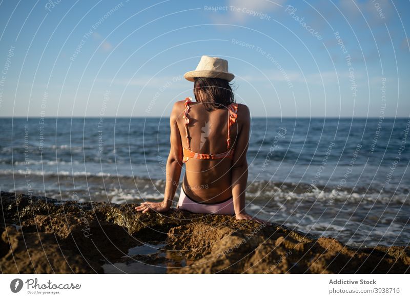 Unkenntlich weibliche Reisende genießen sonnigen Tag auf felsigen Meeresufer Frau Sonnenbad MEER Strand sich[Akk] entspannen Feiertag Resort reisen Küste jung