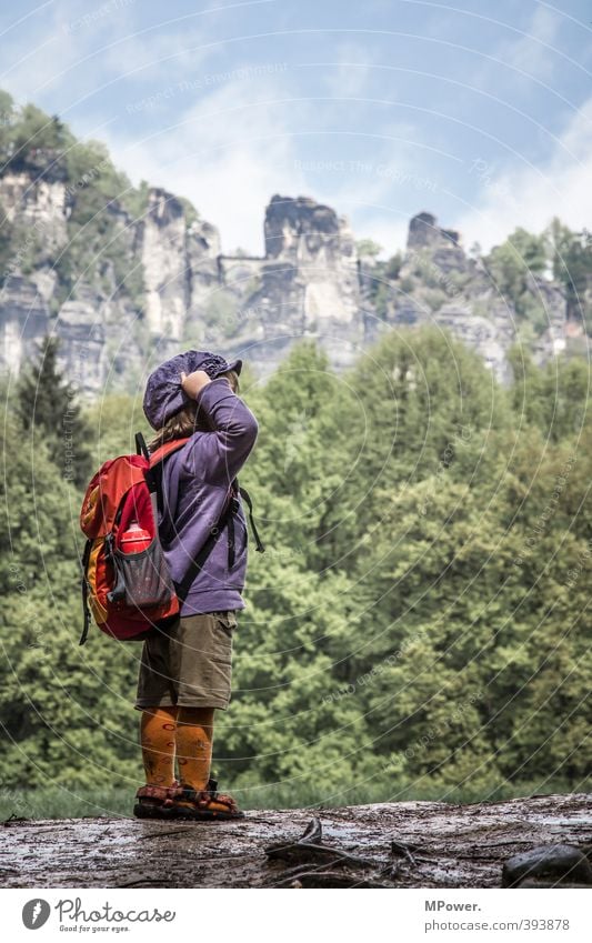 ein zwerg am berg Mensch Kleinkind Mädchen Junge Kindheit 1 3-8 Jahre Umwelt Natur Landschaft Wald Freude Glück Klima wandern Rucksack Sächsische Schweiz Felsen