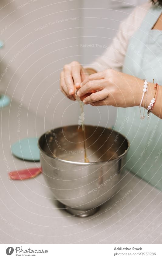 Konditor gibt Eier in die Schüssel Konditorei Schalen & Schüsseln Pause vorbereiten Dessert Lebensmittel Küche Gebäck Bestandteil Frau kulinarisch Koch