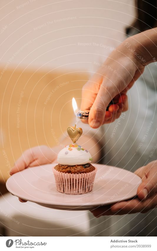 Geburtstagstörtchen mit brennender Kerze Cupcake festlich feiern süß Dessert Veranstaltung Lebensmittel Anlass Hand Licht Brandwunde Flamme Feiertag lecker