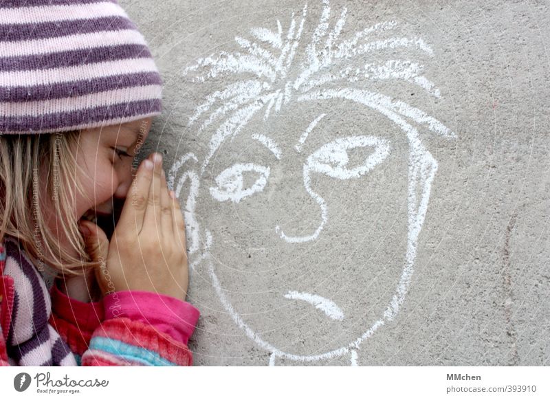 Ich verrate dir was Freizeit & Hobby Spielen Kind Mädchen 1 Mensch 2 3-8 Jahre Kindheit Mauer Wand Beton Graffiti Lächeln frei Fröhlichkeit grau