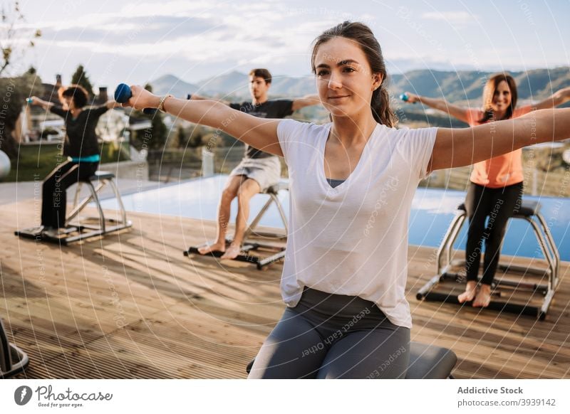 Menschen beim Pilates-Workout auf der Terrasse Training Übung Kurzhantel Stuhl heiter üben Zusammensein Lächeln Glück Menschengruppe Sport Wohlbefinden Energie