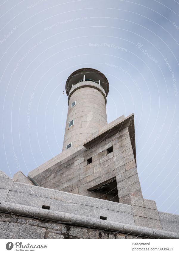 Leuchtturm am Kap Punta Nariga an der Costa da Morte in Galicien, Spanien. Beton grau Blick nach oben Nordspanien Atlantik Norden Reise Reisefotografie