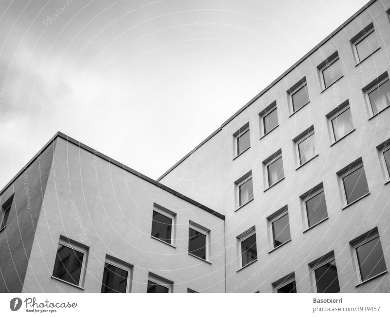 Steriler trostloser Wohnblock in einer deutschen Großstadt bei grauem Winterwetter, Schwarzweißaufnahme Architektur Tristesse Wohnung Selbstmord Schwarzweißfoto