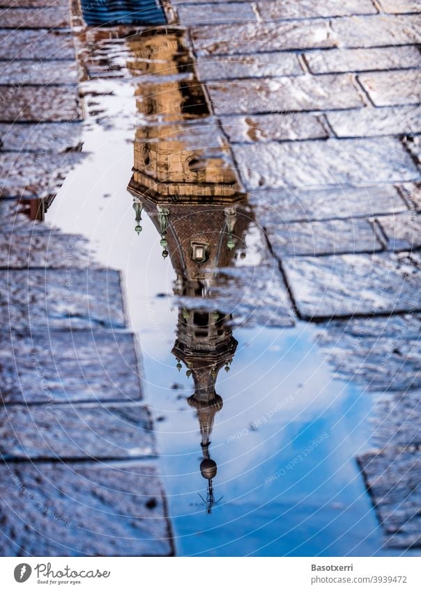 Turm der San-Pedro-Kirche spiegelt sich in einer Pfütze der Altstadt von Vitoria-Gasteiz, Baskenland, Spanien San Pedro Kirchturm Glockenturm Spiegelung Reise