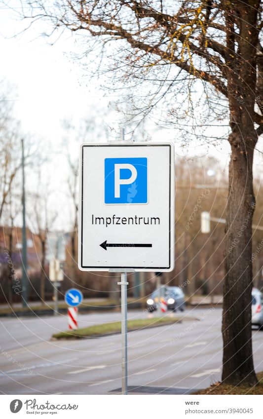 Parkschild an einer Straße mit dem Hinweis auf das Covid-Impfzentrum deutscher Text Zentrum Covid-Impfstelle Deutscher Text retten Anti-Impfung