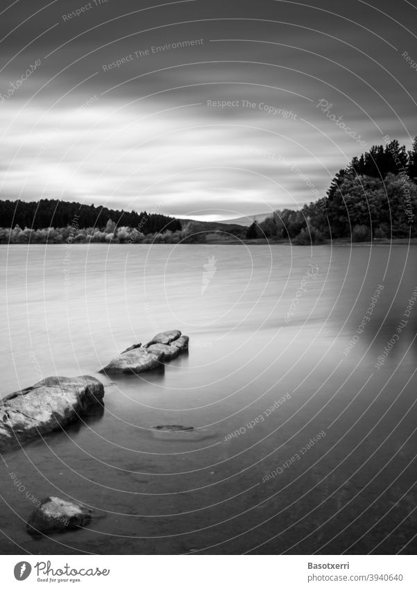 Morgendämmerung am Stausee in Schwarzweiss. Ullíbarri-Gamboa, Álava, Baskenland, Spanien Alava Langzeitbelichtung Schwarzweißfoto Außenaufnahme Landschaft Natur