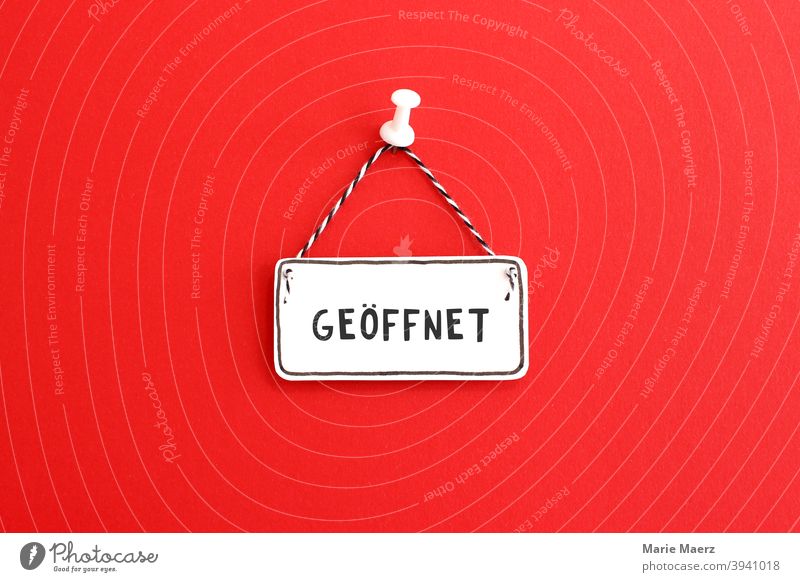 Schild "Geöffnet" Schilder & Markierungen offen Läden Einkaufen Geschäfte geöffnet Farbfoto Hinweisschild Öffnungszeiten Ladengeschäft Hintergrund neutral