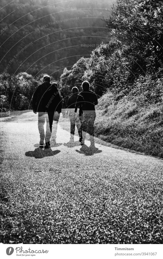 Das Wa-handern ist so eine Sache wandern Paar paarweise Wege & Pfade gehen Doppelbelichtung Hügel Wald Bäume Spaziergang Schwarzweißfoto