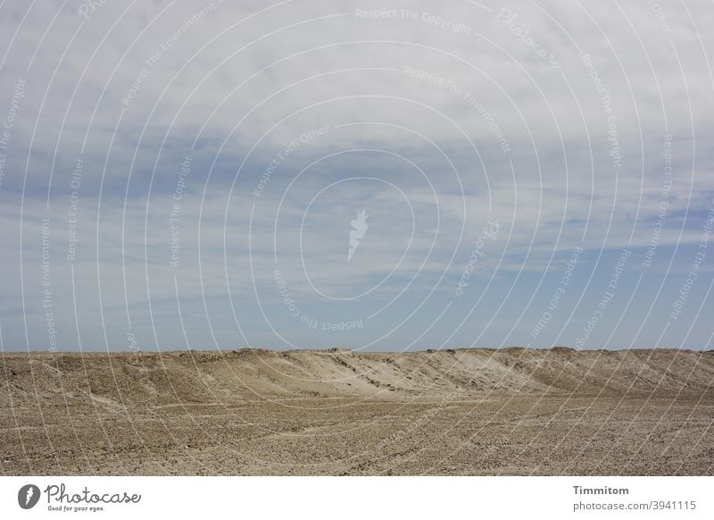 Wüstenfeeling in Dänemark Sand Strand Düne trocken Himmel blau Wolken Ferien & Urlaub & Reisen Nordsee Außenaufnahme Natur Menschenleer Schönes Wetter Steine