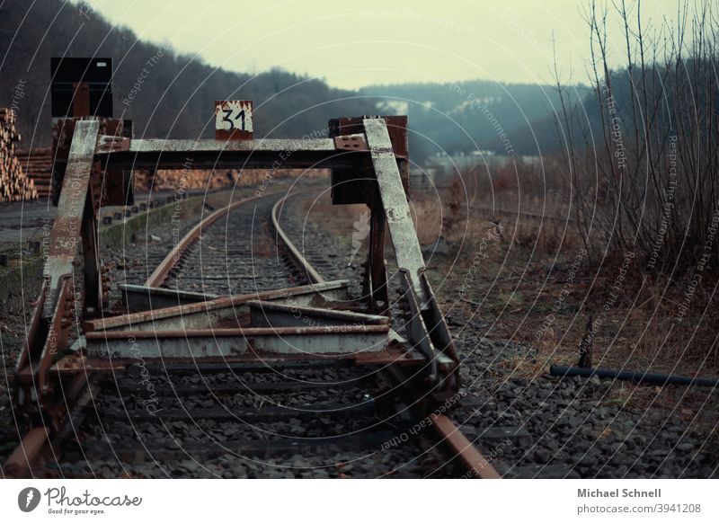 Alter, rostiger Prellbock Ende Schluss Sicherung Bahnverkehr beenden Schienen Farbfoto