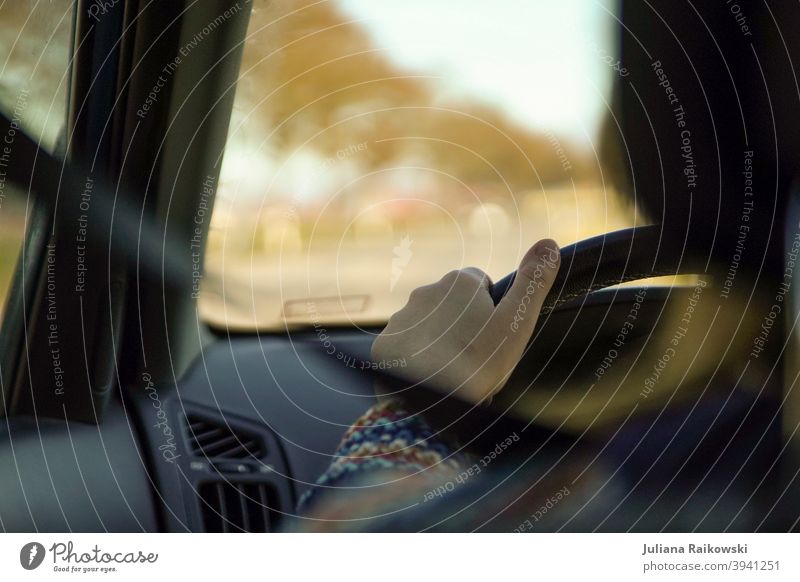 Frau am Steuer Autofahren Verkehr Farbfoto Verkehrswege Straße Straßenverkehr PKW Verkehrsmittel Geschwindigkeit Autobahn Personenverkehr Fahrzeug