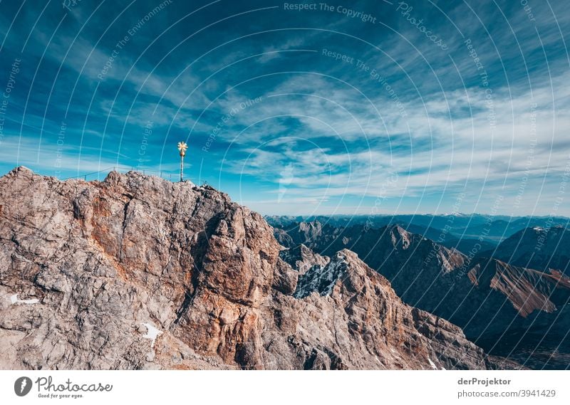 Blick auf die Zugspitze mit Gipfelkreuz weite kalt herausfordernd Außenaufnahme Textfreiraum unten Textfreiraum rechts Menschenleer Farbfoto Textfreiraum links