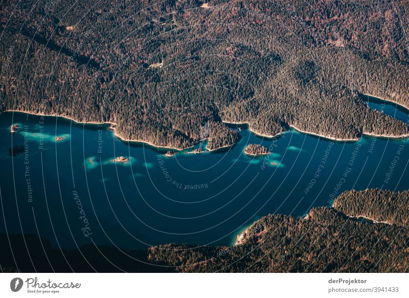 Blick von der Zugspitze auf den Eibsee weite kalt herausfordernd Außenaufnahme Textfreiraum unten Textfreiraum rechts Menschenleer Farbfoto Textfreiraum links