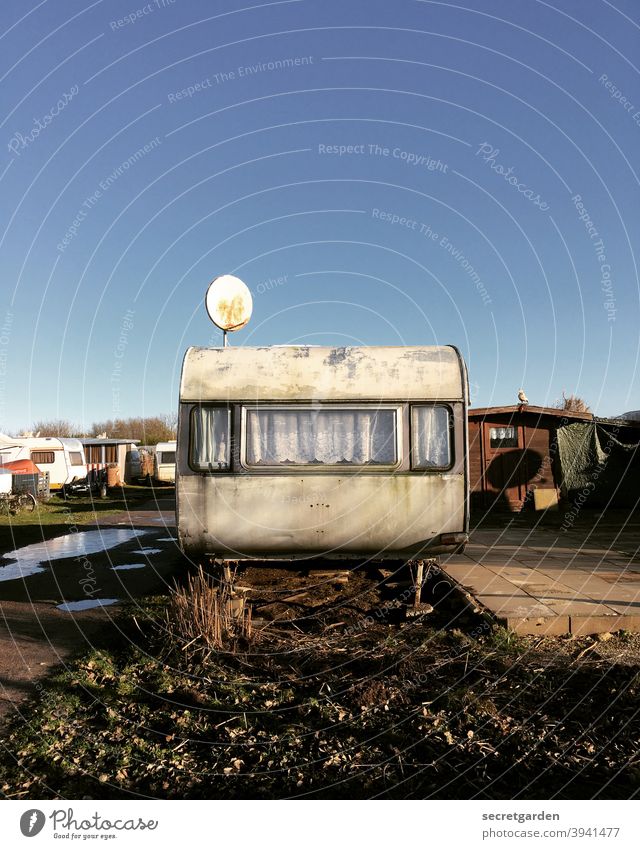 Alles nur Fassade. Campingplatz Himmel tiny house dreckig Vintage alt verlassen lost places matschig Verfall Vergänglichkeit kaputt Wandel & Veränderung