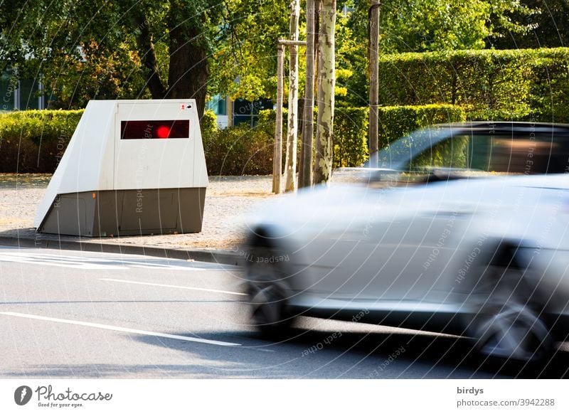 Radarmessung mit einem Enforcement Trailer. Autofahrer wird von einem modernen, mobilen Radargerät geblitzt. Enforcementtrailer, mobiler Blitzer