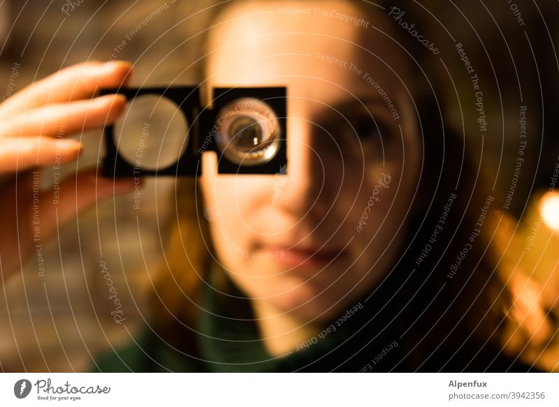 Augenblick unscharfer Hintergrund langes Haar Kopf Frauenaugen portraite Frauengesicht Blick in die Kamera natürlich Porträt schön Mensch Erwachsene