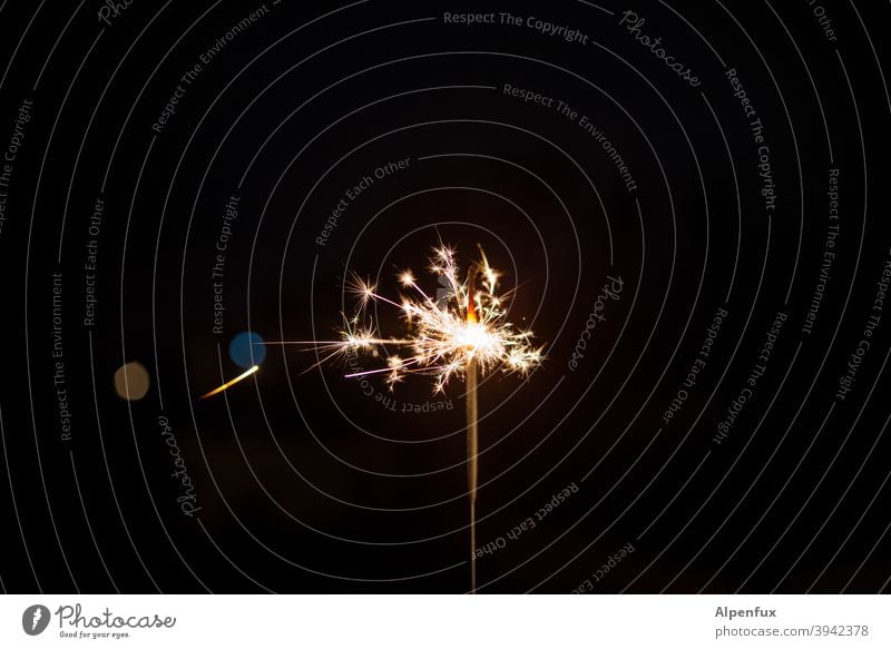 Osterfeuer Feuerwerk Wunderkerze Silvester u. Neujahr Funken Feste & Feiern Licht glänzend Weihnachten & Advent Farbfoto brennen Nacht Ostern Geburtstag Party