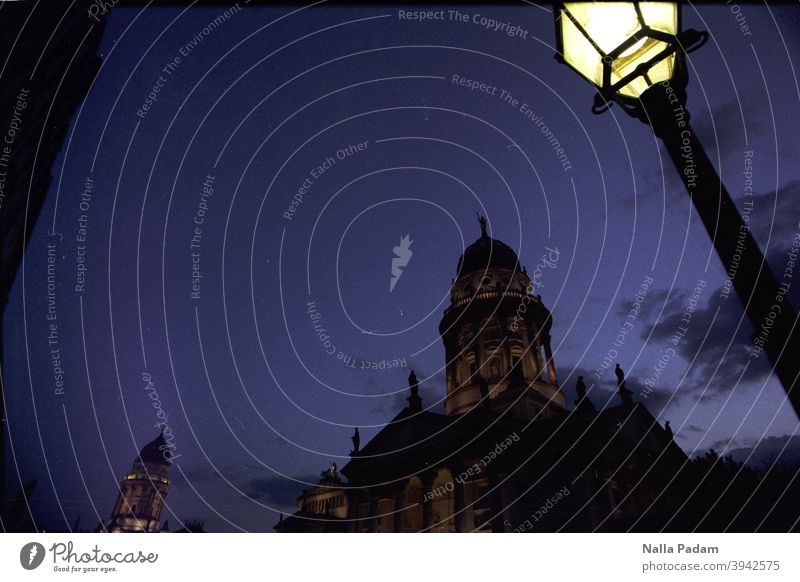 Französischer Dom analog Analogfoto Außenaufnahme Farbfoto Architektur Gendarmenmarkt Sehenswürdigkeit Hauptstadt Abend Abenddämmerung Berlin-Mitte