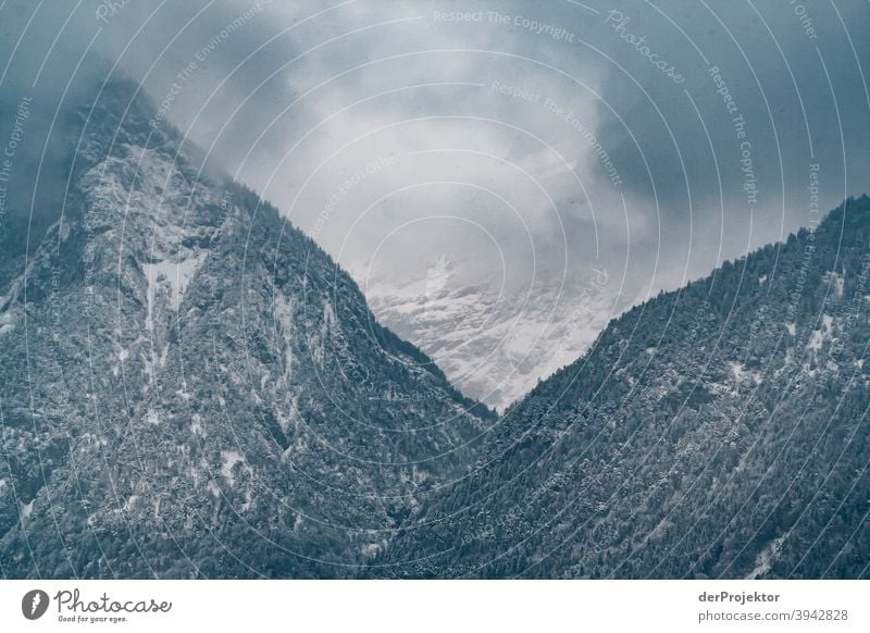 Schneelandschaft im Stubaital mit Fernblick III Wintertag Starke Tiefenschärfe Kontrast Schatten Licht Tag Textfreiraum oben Strukturen & Formen Muster abstrakt