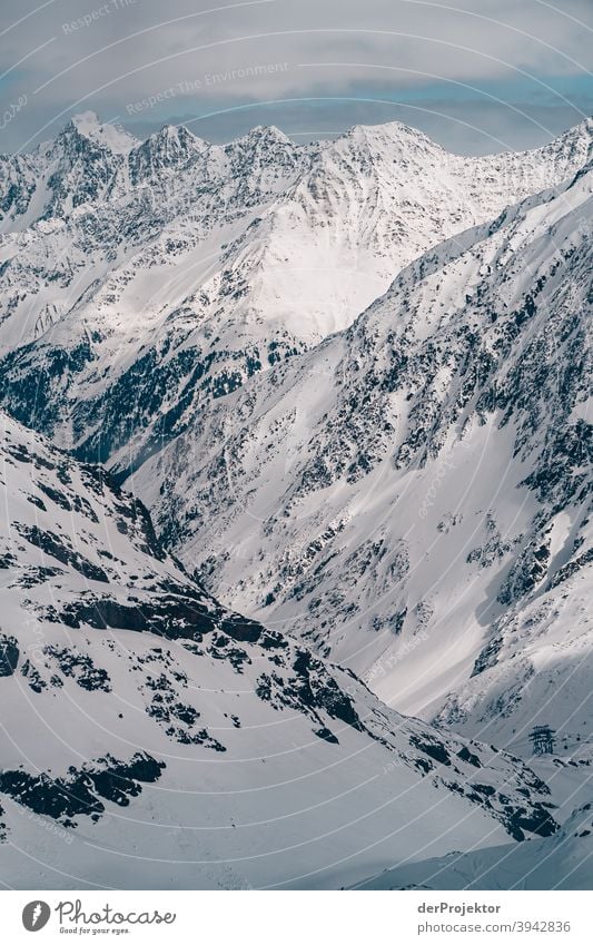 Schneelandschaft im Stubaital mit Fernblick Wintertag Starke Tiefenschärfe Kontrast Schatten Licht Tag Textfreiraum oben Strukturen & Formen Muster abstrakt