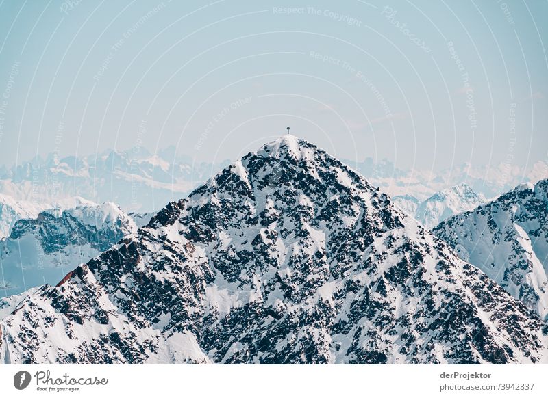 Schneelandschaft im Stubaital mit Fernblick und Gipfelkreuz Wintertag Starke Tiefenschärfe Kontrast Schatten Licht Tag Textfreiraum oben Strukturen & Formen