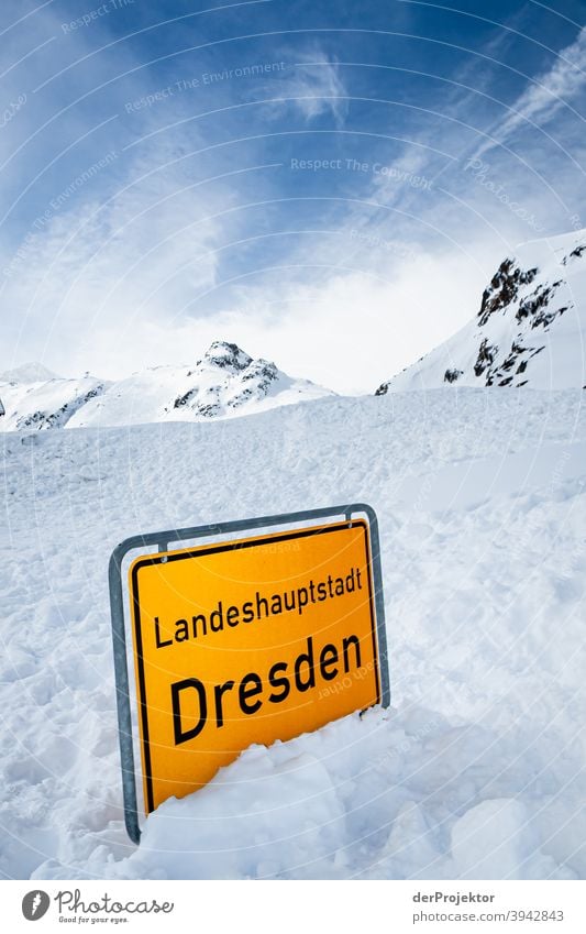 Schneelandschaft am Stubaigletscher mit Ortschild im Vordergrund Wintertag Starke Tiefenschärfe Kontrast Schatten Licht Tag Textfreiraum oben