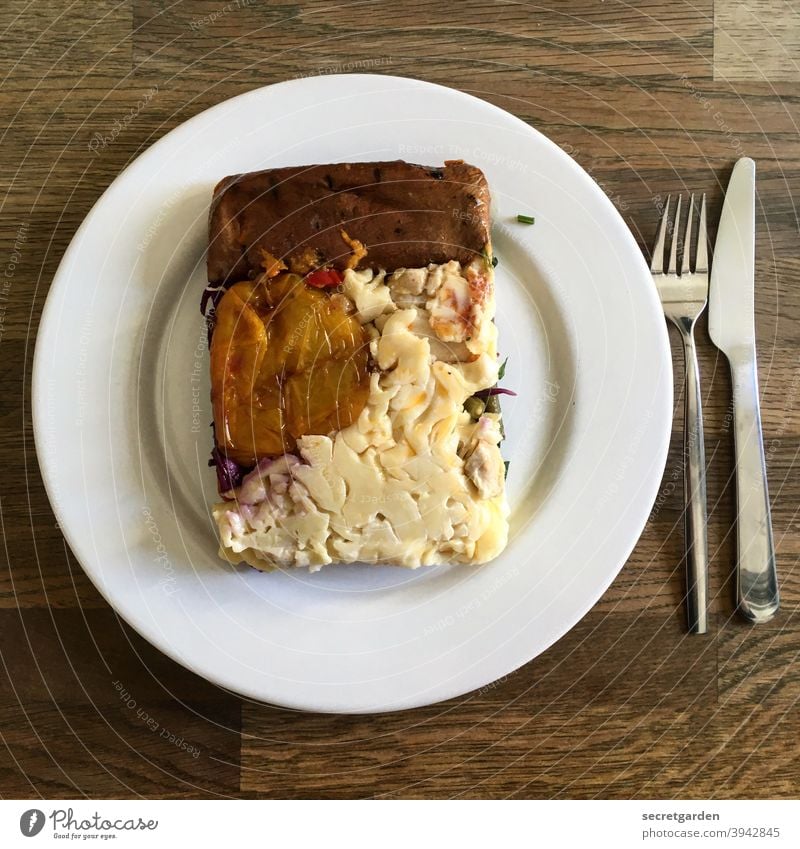 Astronautenfutter. Essen Essenszeit Essensreste Teller Tisch Mittagspause Mittagessen Messer minimalistisch astronautenfutter Besteck Ernährung Farbfoto Gabel