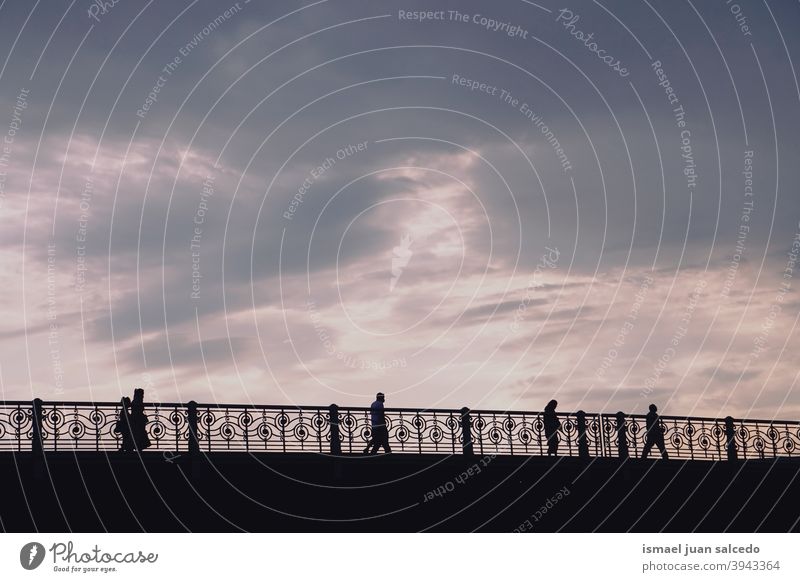 Fußgänger auf der Brücke beim Besuch der Stadt Bilbao, Spanien Person Menschen Schatten Silhouette Sonnenuntergang Straße im Freien Großstadt sehr wenige