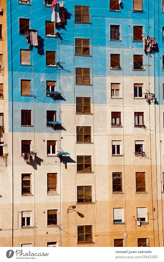 Fenster an der mehrfarbigen Fassade des Hauses, Architektur in der Stadt Bilbao, Spanien Gebäude Außenseite Gebäudesterior heimwärts Straße Großstadt im Freien