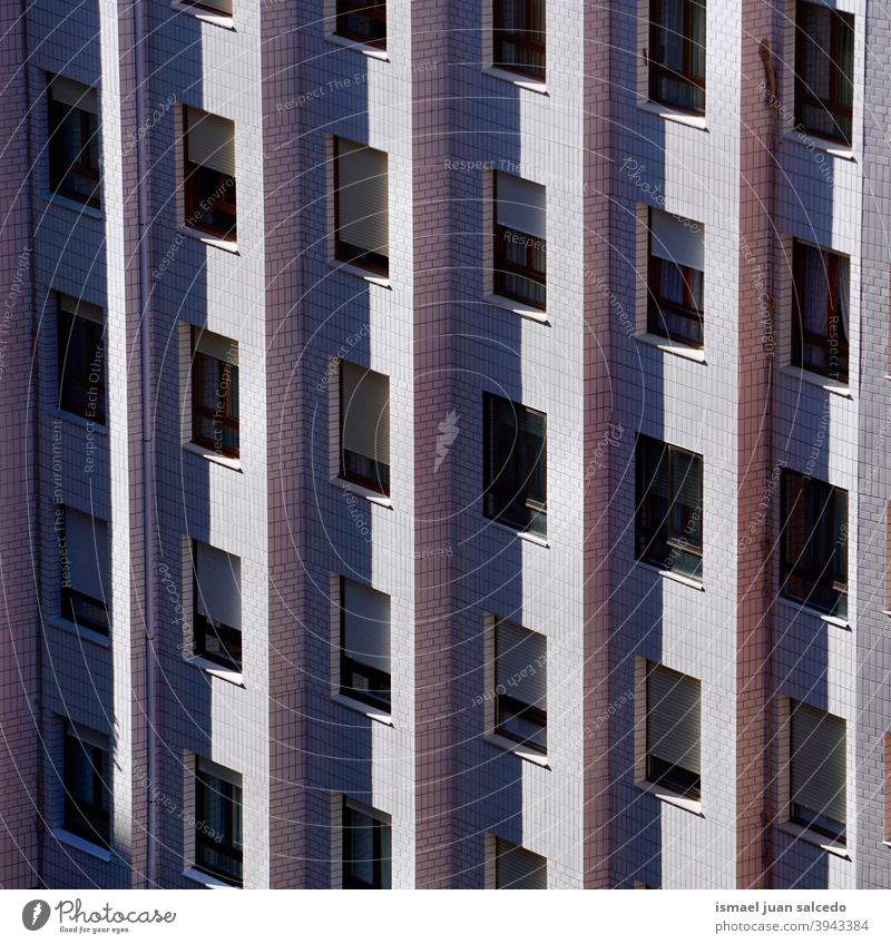 Fenster auf der grauen Fassade des Gebäudes, Architektur in der Stadt Bilbao, Spanien Außenseite Haus heimwärts Straße Großstadt im Freien Struktur Konstruktion