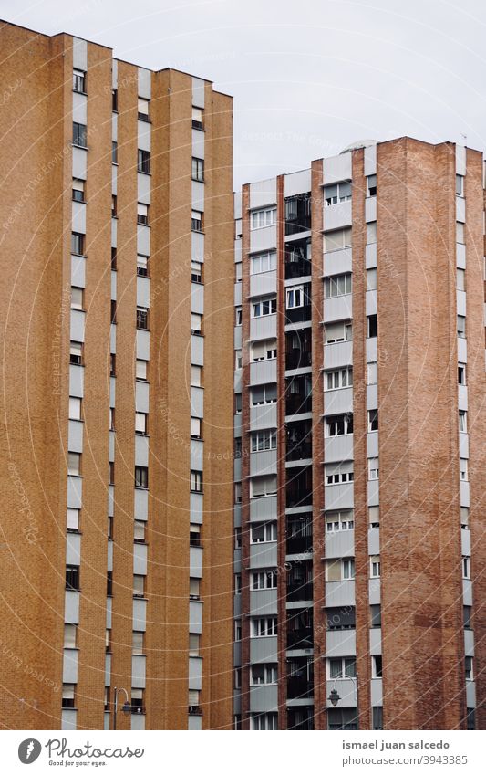 Fenster an der Fassade des Hauses, Architektur in der Stadt Bilbao, Spanien orange Gebäude Außenseite Balkon heimwärts Straße Großstadt im Freien Farbe