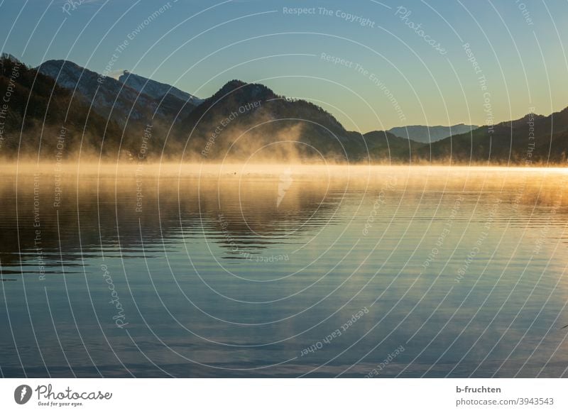 Kalter Morgen am Gebirgssee Morgendämmerung Nebelschleier Nebelstimmung Stimmung morgenlicht Morgenstimmung Menschenleer Außenaufnahme Farbfoto Landschaft Natur