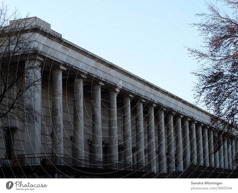 Das Haus der Kunst in München an einem Wintertag Säulen Architektur Gebäude Außenaufnahme Menschenleer Farbfoto Tag Bauwerk Fassade Wand Stadt Stadtzentrum