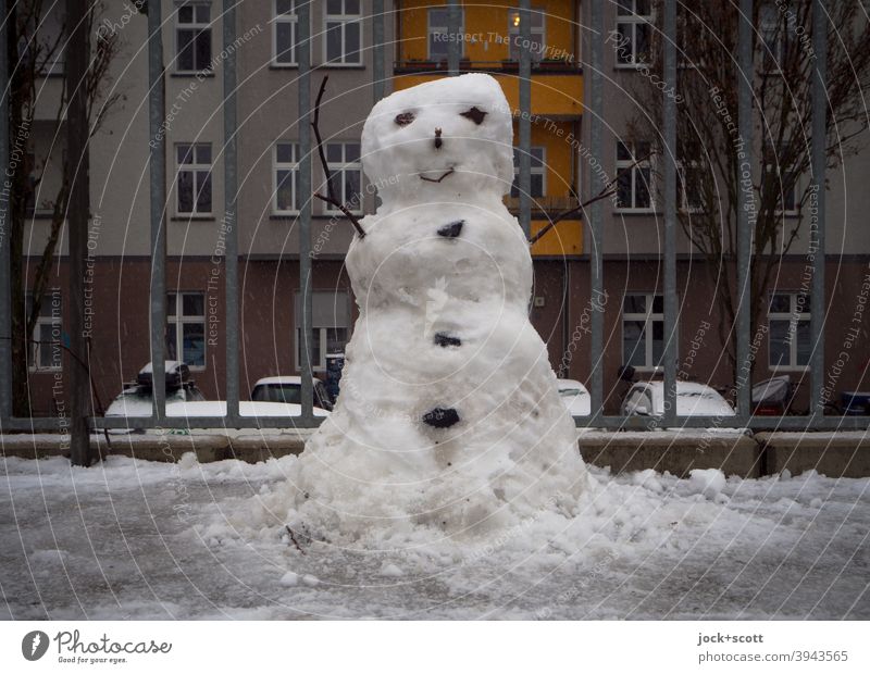 Kleiner Schneemann vor dem Tauwetter Winter kalt Kreativität Berlin Prenzlauer Berg Metallzaun Fassade klein Winterstimmung diesig Umwelt Neuschnee