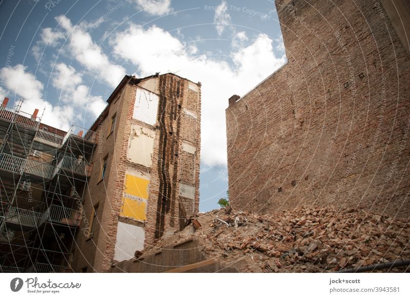 Sanierung und Abriss liegen dicht beieinander Baugerüst Hinterhof Berlin-Mitte Architektur Brandmauer Backstein Schutt Schutthaufen Hinterhaus Zerstörung