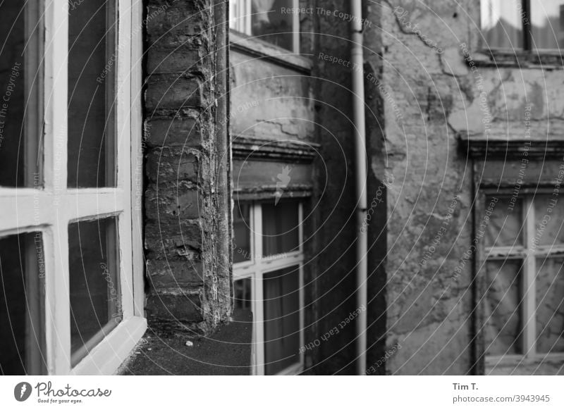 Hinterhof in Prenzlauer Berg Haus Fenster Fassade Stadt Berlin Hauptstadt Außenaufnahme Bauwerk Altbau Altbauwohnung Architektur Hof Altstadt Tag Vergangenheit