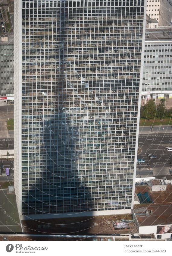 systemrelevant | fernsehen und frei hören Berliner Fernsehturm Alexanderplatz Architektur Berlin-Mitte Hauptstadt Fernmeldeturm Fassade Schattenspiel Straße