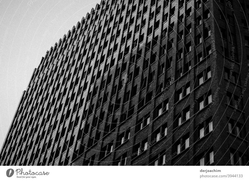 Licht und Schatten und viele Fenster am Hochhaus Hochhausfassade Architektur Gebäude Außenaufnahme Fassade Haus Bauwerk hoch Moderne Architektur Glas