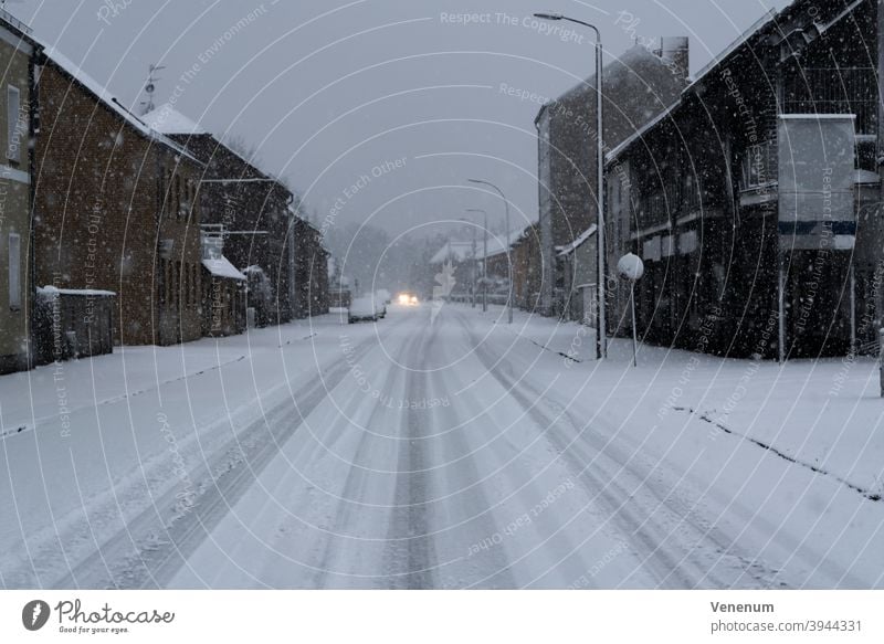 Der erste Schnee im neuen Jahr in Luckenwalde Straße Straßen Gebäude Deutschland Teltow-Fläming Straßenbelag Bürgersteig Fußweg Allee Weg Fahrbahn Fahrspur Haus