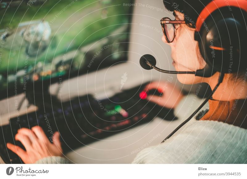 Junge Frau mit Headset beim Zocken am Pc. Gaming. spielen zocken Technik & Technologie Spielen Freizeit & Hobby Computerspiel Rechner PC PC-Spiel E-Girl digital