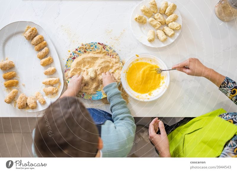 Mutter und Sohn machen Kroketten in der Küche Erwachsener schön Schalen & Schüsseln Semmelbrösel Kaukasier Kind Kindheit Koch Essen zubereiten niedlich heimisch