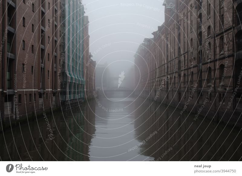 Hamburg, Speicherstadt im Morgennebel Fleet Nebel diffus neblig monochrom gedeckte Farben Wahrzeichen Tourismus Städtereise Jahreszeit Herbst Winter kalt