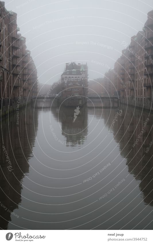 Hamburg, Wasserschloss, Speicherstadt im Morgennebel Fleet Nebel diffus neblig monochrom gedeckte Farben Wahrzeichen Tourismus Städtereise Jahreszeit Herbst