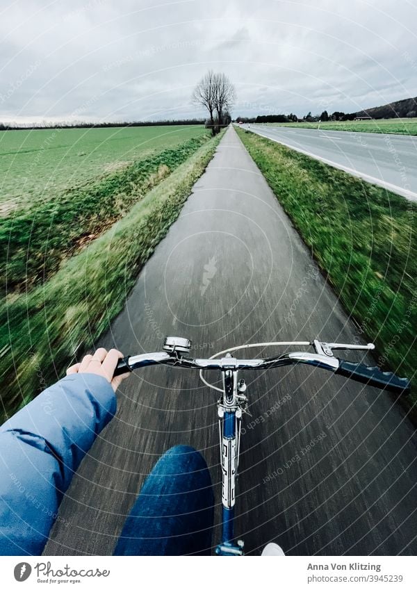 Radtour im Winter Fahrradweg daunenjacke Klapprad fahren Geschwindigkeit Feld feldweg Landstraße Fahrradfahren Straße Verkehrsmittel Verkehrswege Wege & Pfade