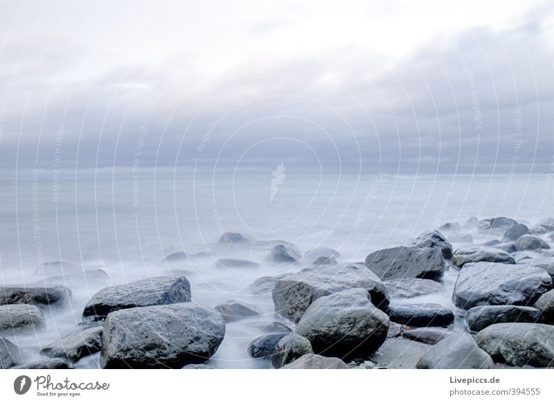 Ostseeküste Umwelt Natur Landschaft Wasser Himmel Wolken Herbst Wind Wellen Küste Strand Meer Stein frisch Unendlichkeit natürlich wild blau grau Gelassenheit