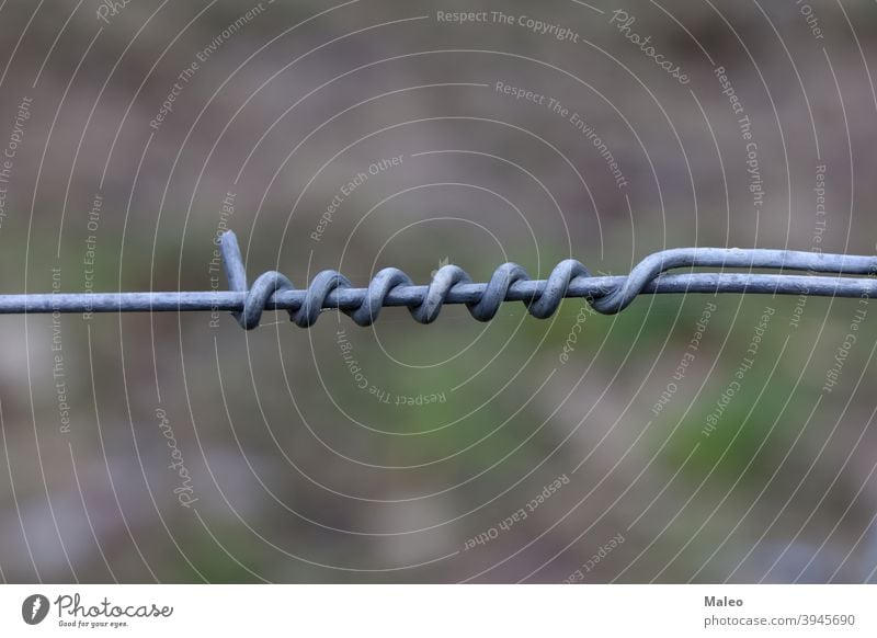 Verdrillen von Metalldraht an einem Elektrozaun Zaun Draht elektrisch Stahl Gefängnis Schutz stechend mit Stacheln versehen Stacheldraht Barriere Begrenzung